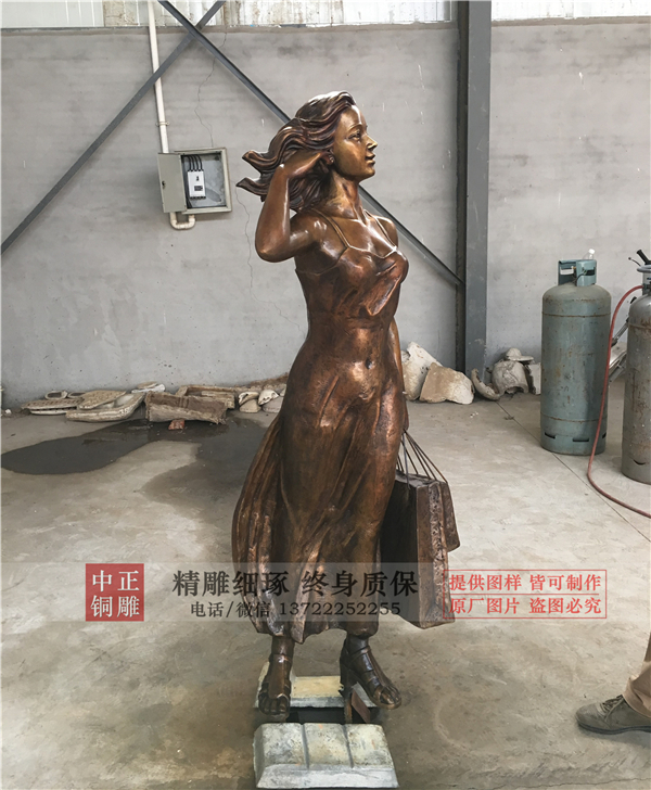 逛街的一家三口銅雕