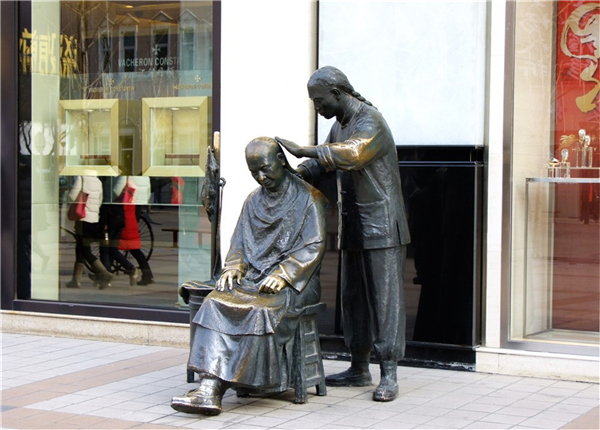 步行街理發(fā)銅像