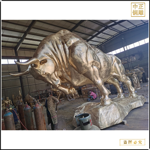5米開荒銅牛雕塑