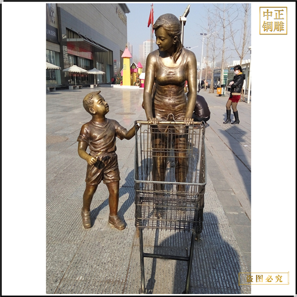 11室外商場門前推購物車銅雕塑.jpg