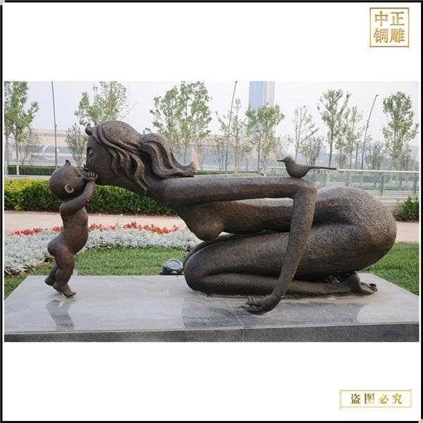 11母女親吻銅雕塑.jpg