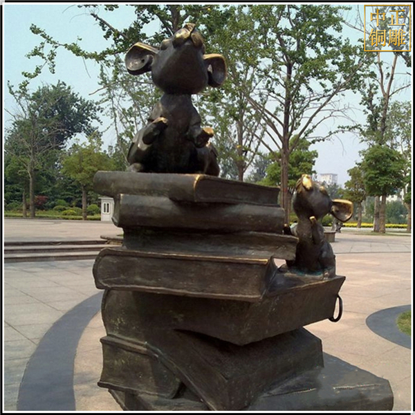 廣場小兔子書籍銅雕塑