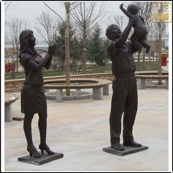 園林一家三口雕塑.jpg 園林一家三口雕塑.jpg