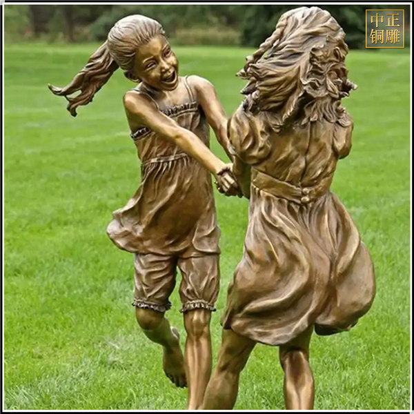 西方小女孩玩耍銅雕塑