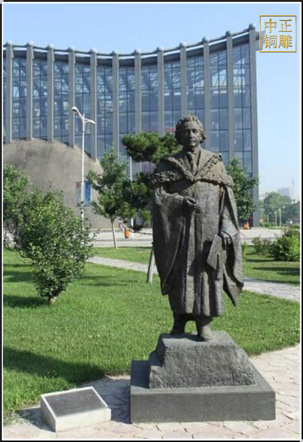 校園愛麗斯坦人物銅雕塑.jpg